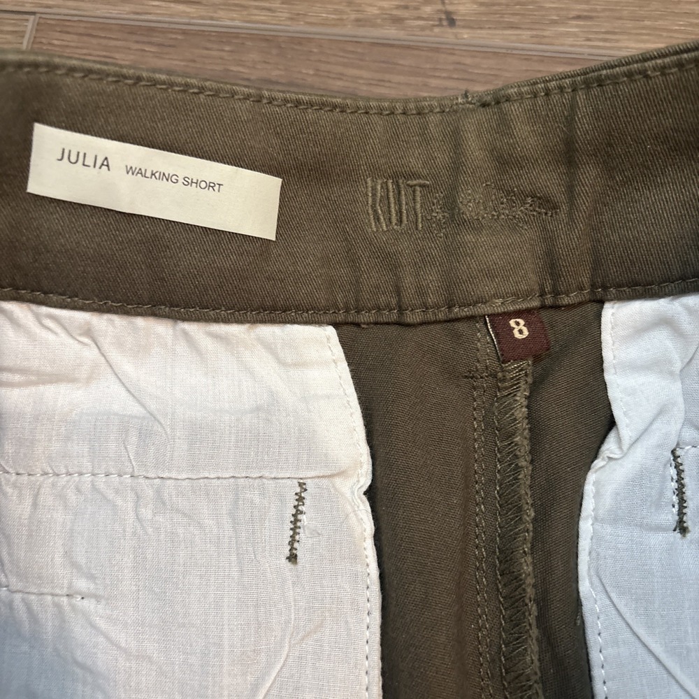 Kut From Kloth Julia Walking Short Green 6.5" Inseam‎ Size 8 - Picture 3 of 5